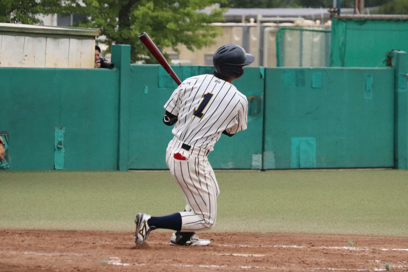 初回、2死一、二塁から先制の左前適時打を放つ、上武大の西原の打撃（撮影・保坂淑子）
