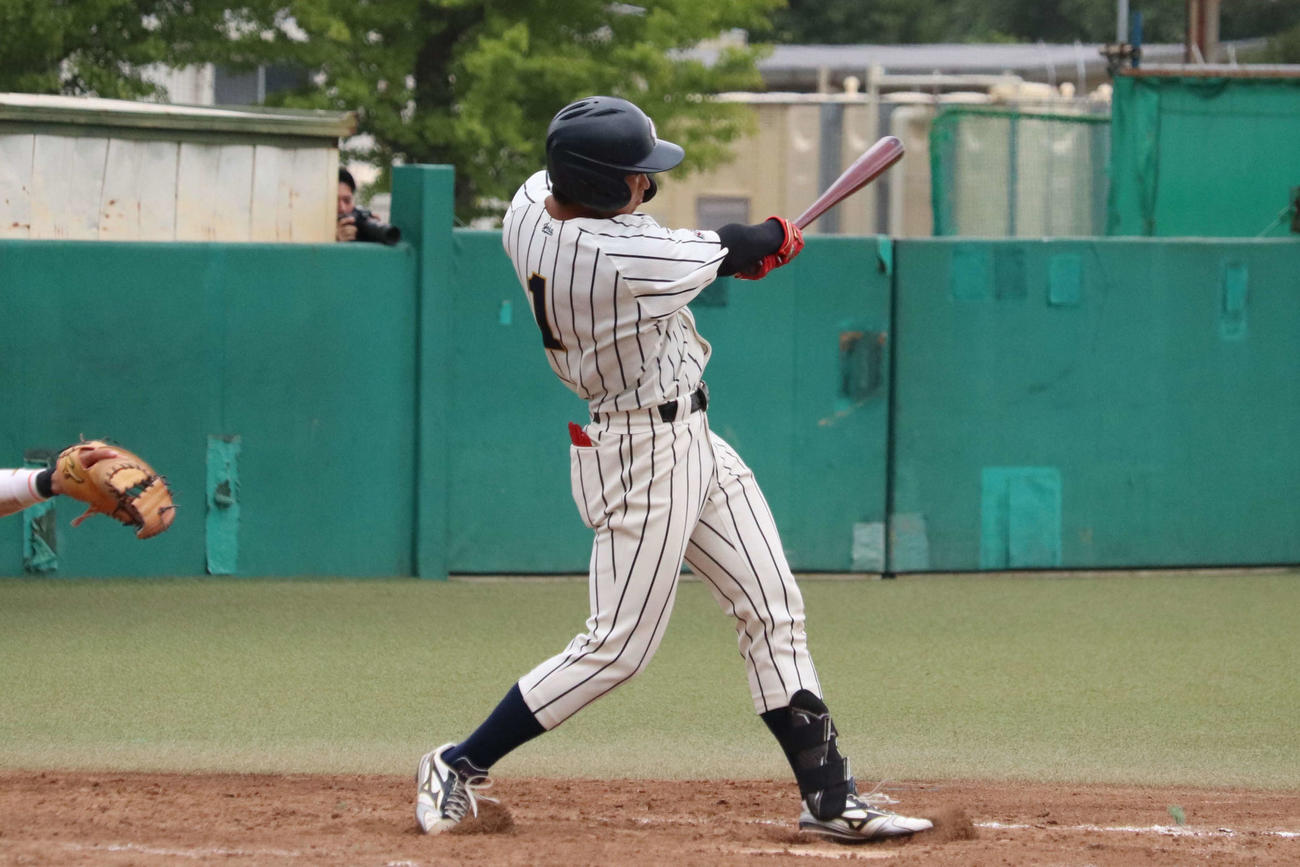 初回、2死一、二塁から先制の左前適時打を放つ、上武大の西原の打撃（撮影・保坂淑子）