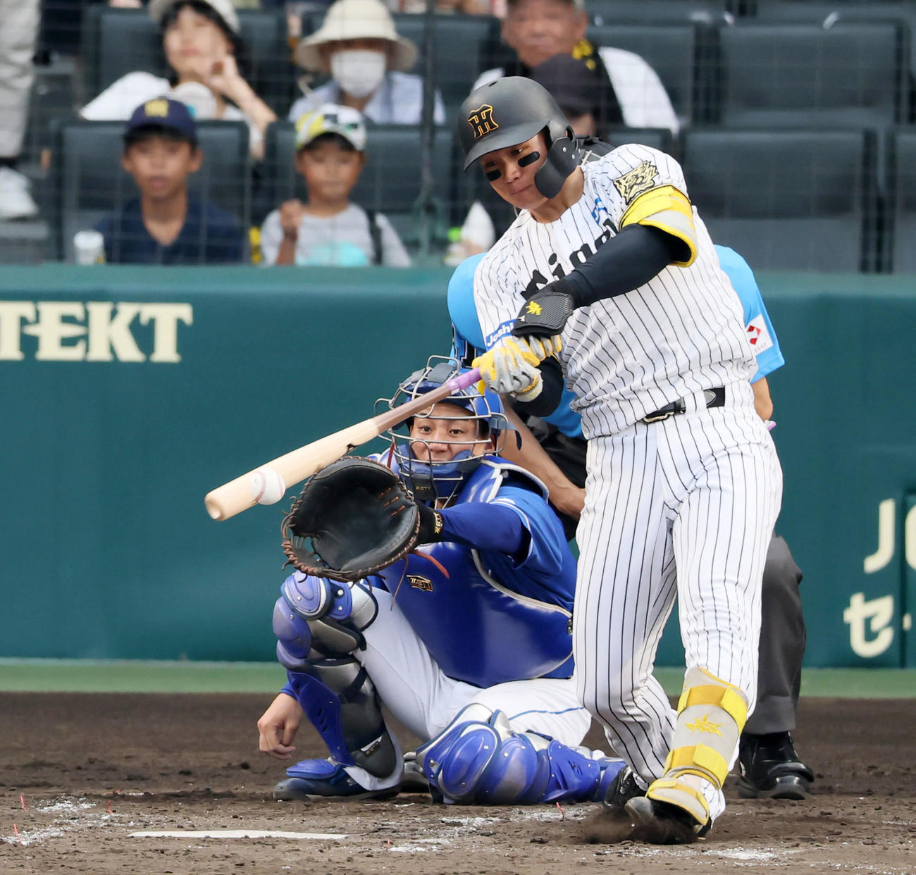 阪神対中日　3回裏阪神1死、森下は中前打を放つ（撮影・加藤哉）