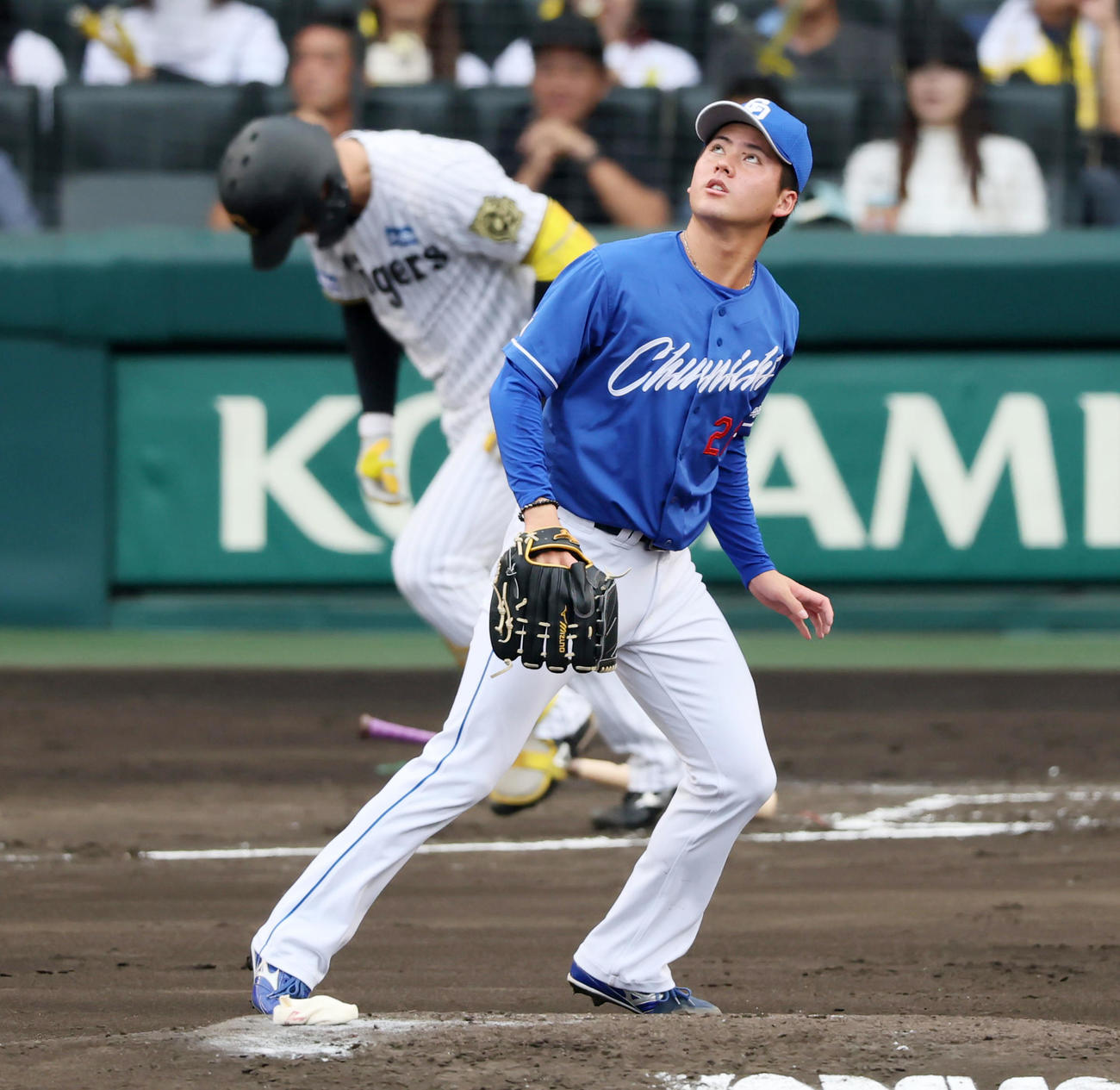 阪神対中日　1回裏阪神無死一、二塁、金丸は森下を右飛に仕留める（撮影・加藤哉）