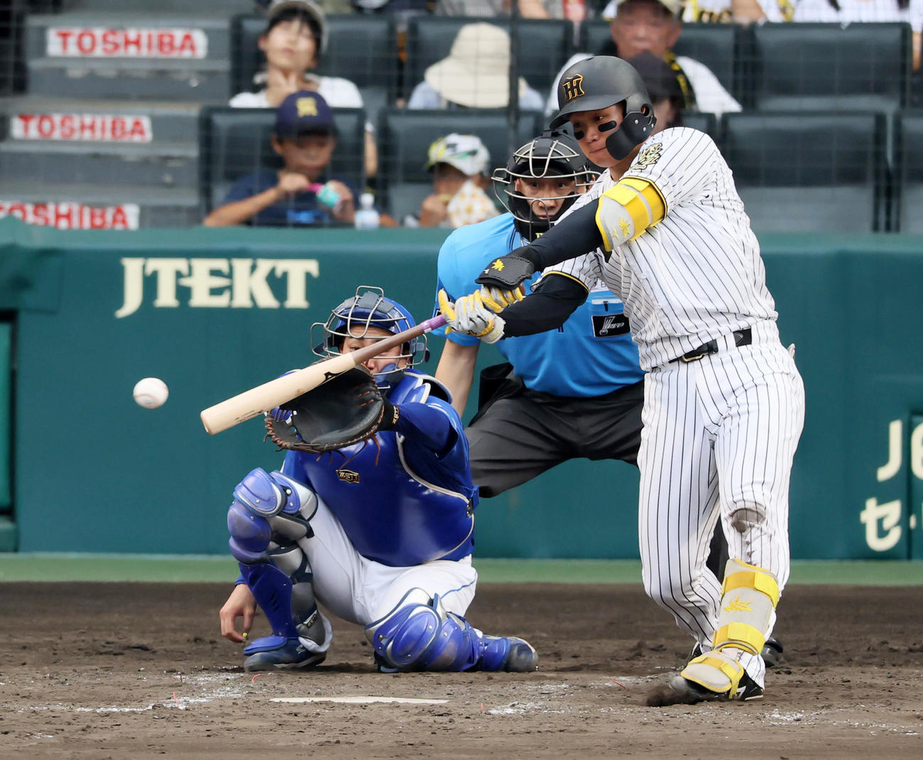 阪神対中日　5回裏阪神2死、森下は右前打を放つ（撮影・加藤哉）