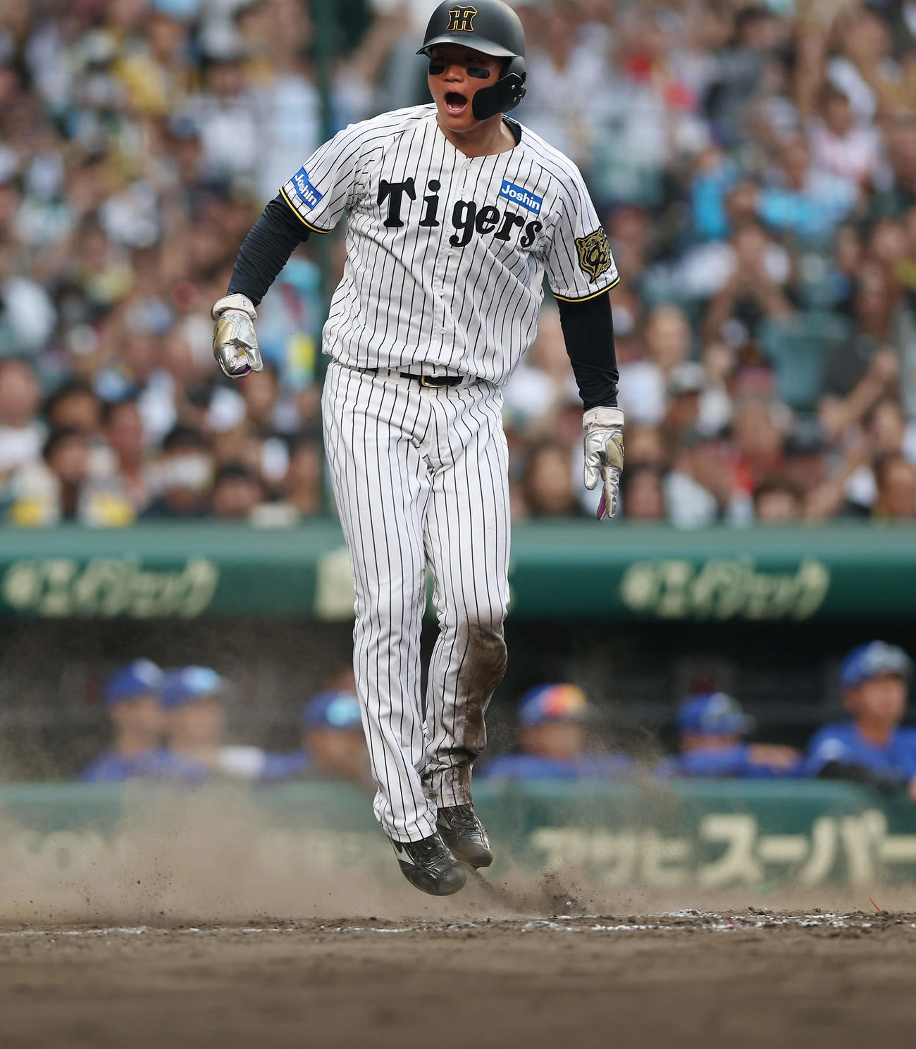 阪神対中日　5回裏阪神2死一塁、佐藤輝の左前打と相手守備の乱れで生還を果たす森下（撮影・前田充）