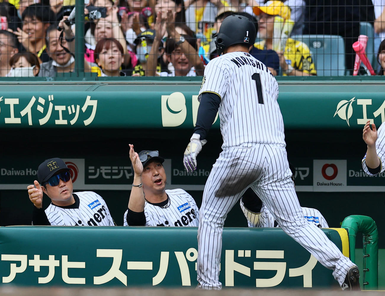 阪神対中日　5回裏阪神2死一塁、佐藤輝の左前打で、相手失策の間に生還した森下を出迎える藤川監督（中央）（撮影・藤尾明華）