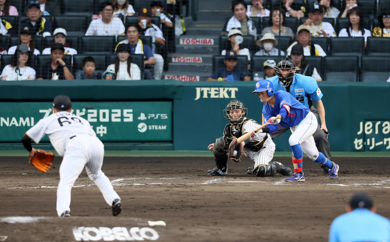 阪神対中日　8回表中日1死一、三塁、スクイズバントを見送る田中。投手石井（撮影・加藤哉）