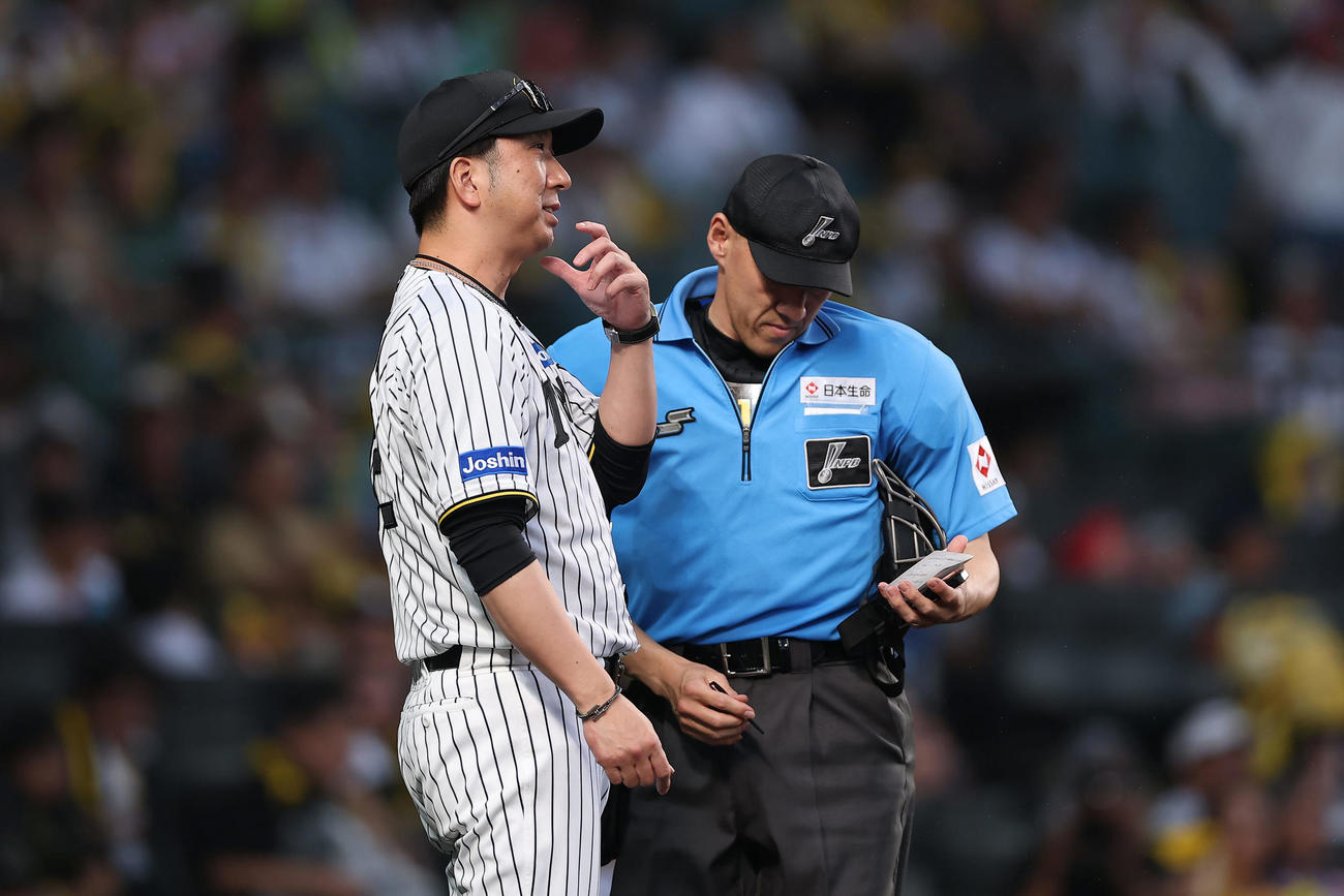 阪神対中日　9回表、投手交代を告げる阪神藤川監督（撮影・前田充）