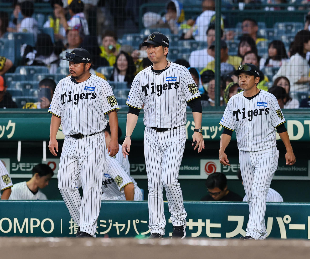 阪神対中日　中日に敗れ整列に向かう阪神藤川監督（中央）（撮影・藤尾明華）