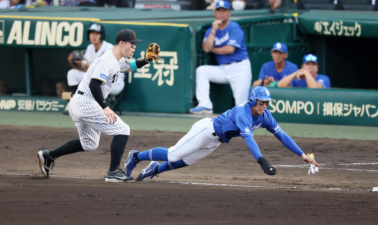 阪神対中日　8回表中日1死一、三塁、三走岡林は打者田中のとき帰塁出来ず佐藤輝（左）にタッチされアウトとなる（撮影・加藤哉）