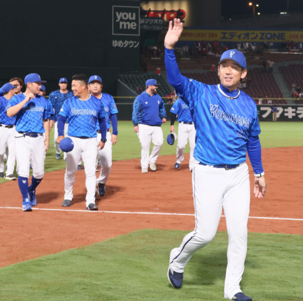 広島対DeNA　広島最終戦で大勝しファンに手を振る三浦監督ら（撮影・加藤孝規）