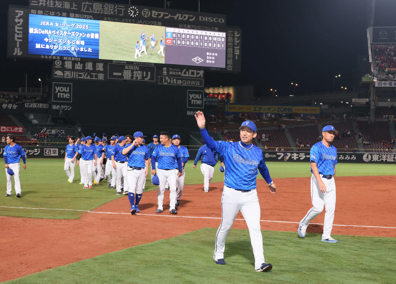 広島最終戦で大勝しファンに手を振る三浦監督ら（撮影・加藤孝規）