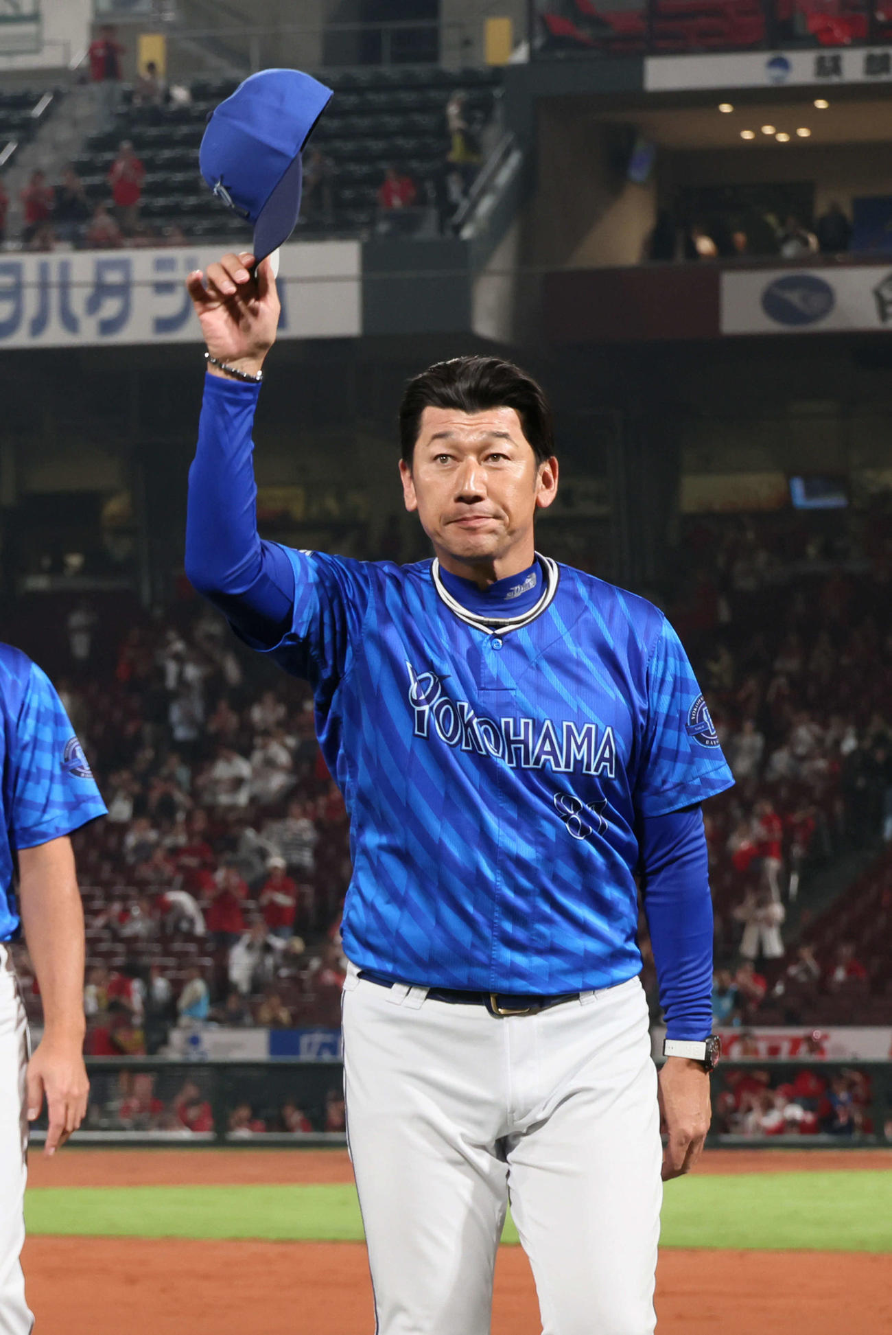 広島最終戦で大勝しファンに手を振る三浦監督（撮影・加藤孝規）