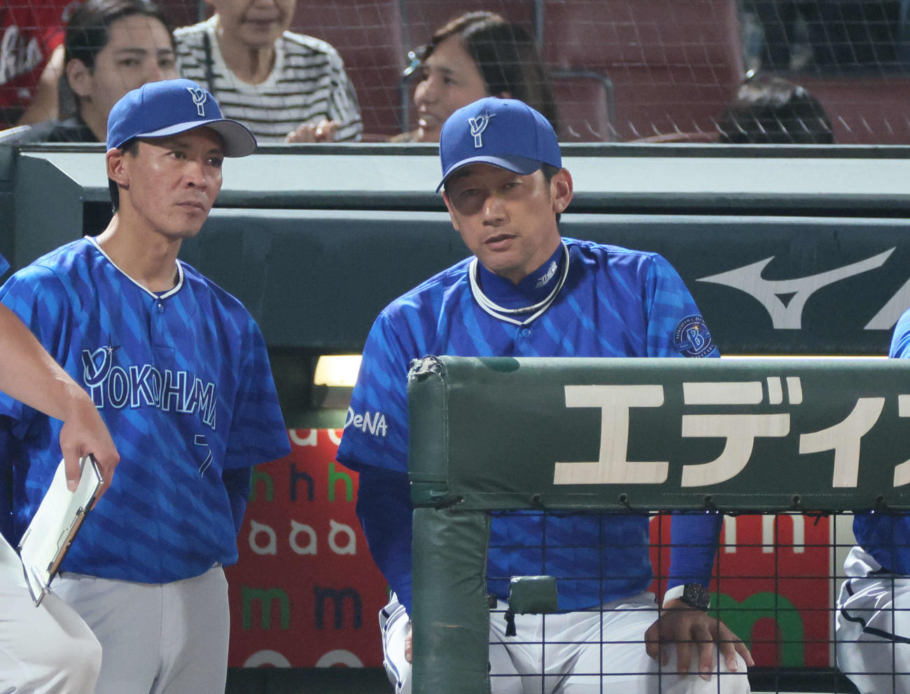 広島対DeNA 4回裏広島、ベンチの三浦監督（右）（撮影・加藤孝規）