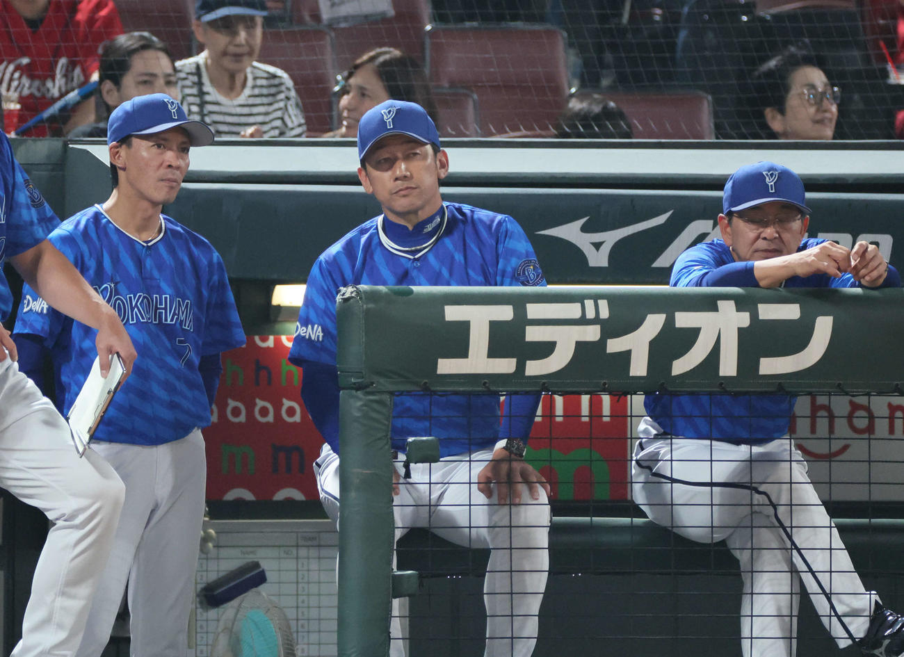 広島対DeNA 4回裏広島、戦況を見つめる三浦監督（中央）（撮影・加藤孝規）