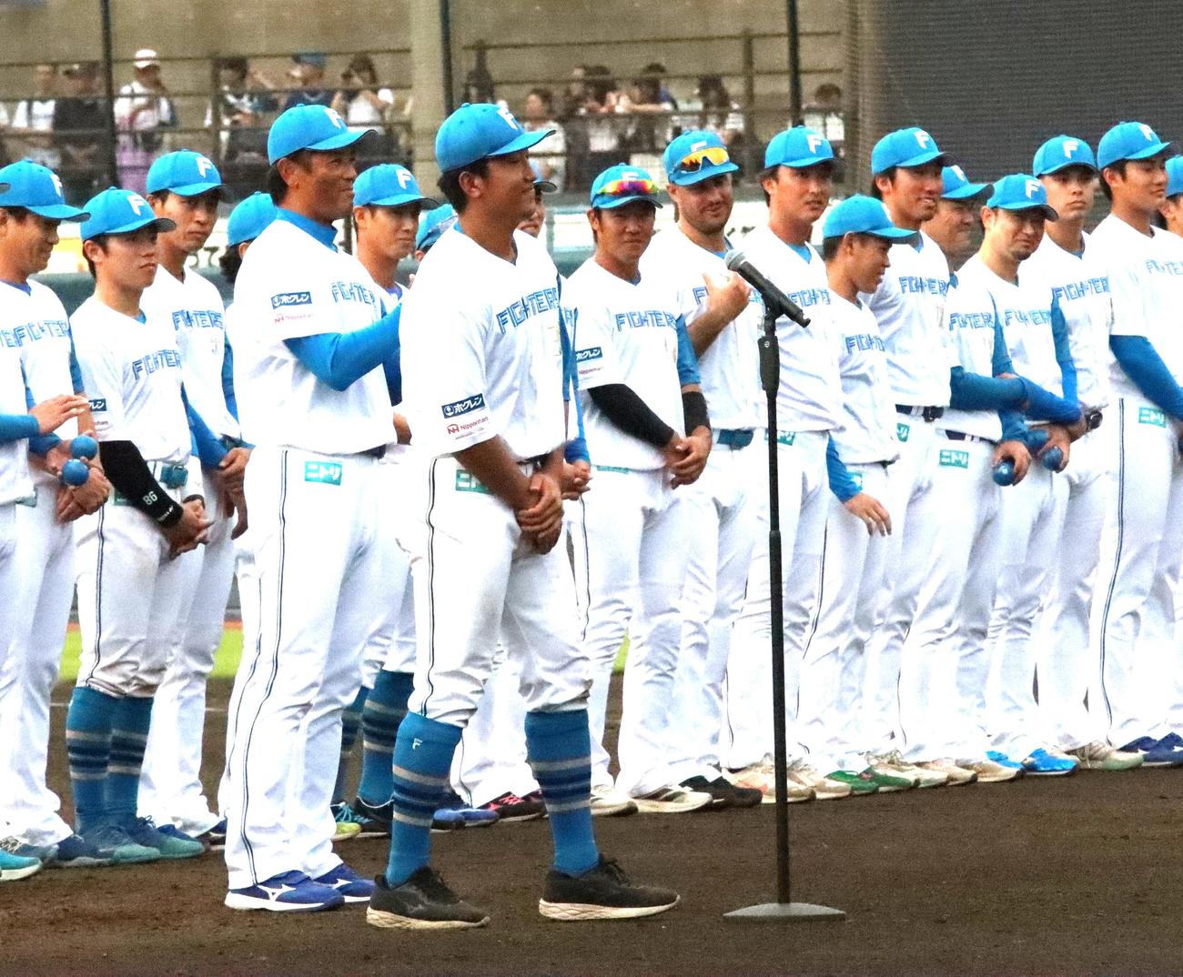 鎌ケ谷最終戦セレモニーで、あいさつする日本ハム有薗（中央）