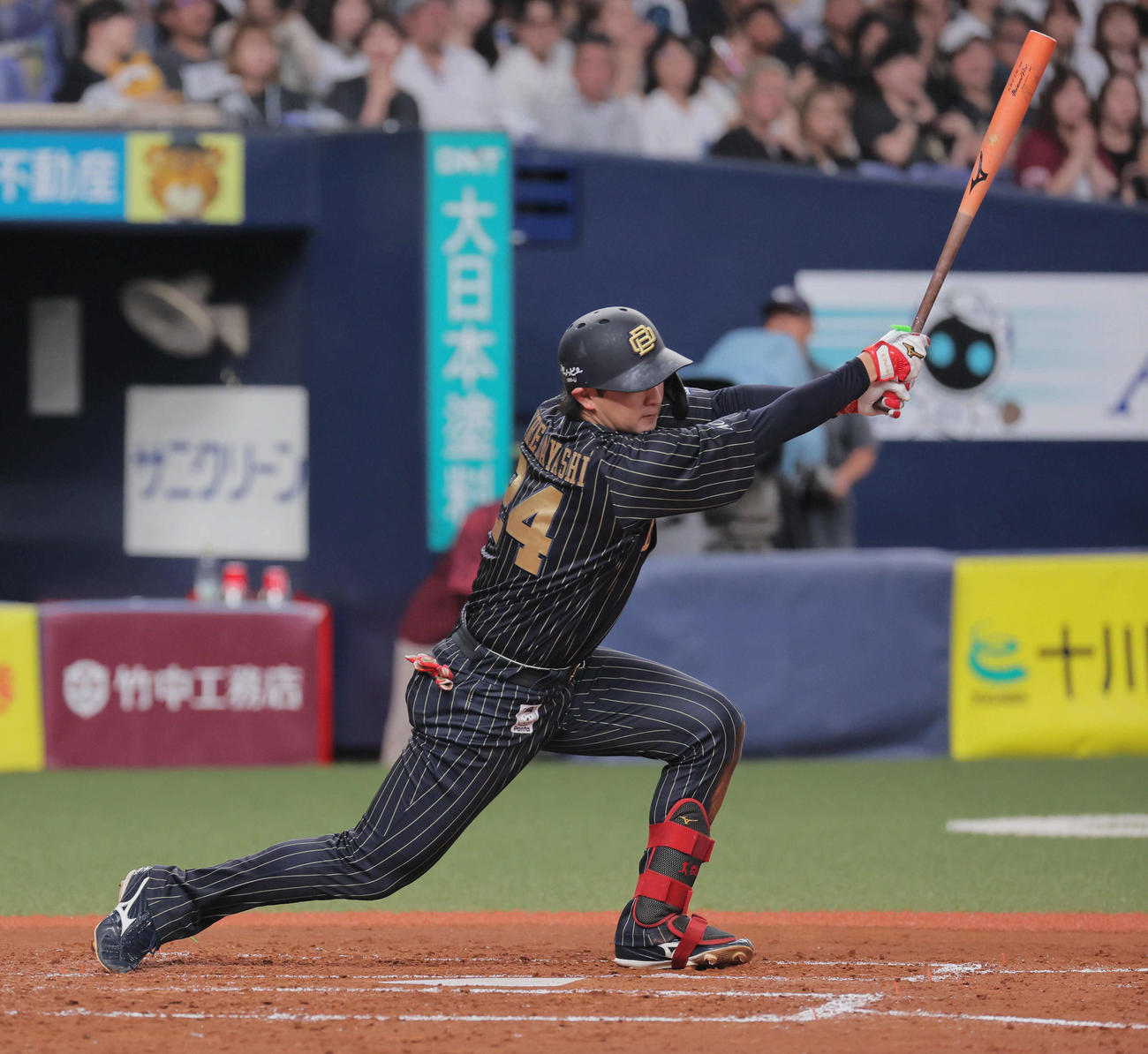 オリックス対楽天　2回裏オリックス1死二、三塁、紅林は中犠飛を放つ（撮影・宮崎幸一）