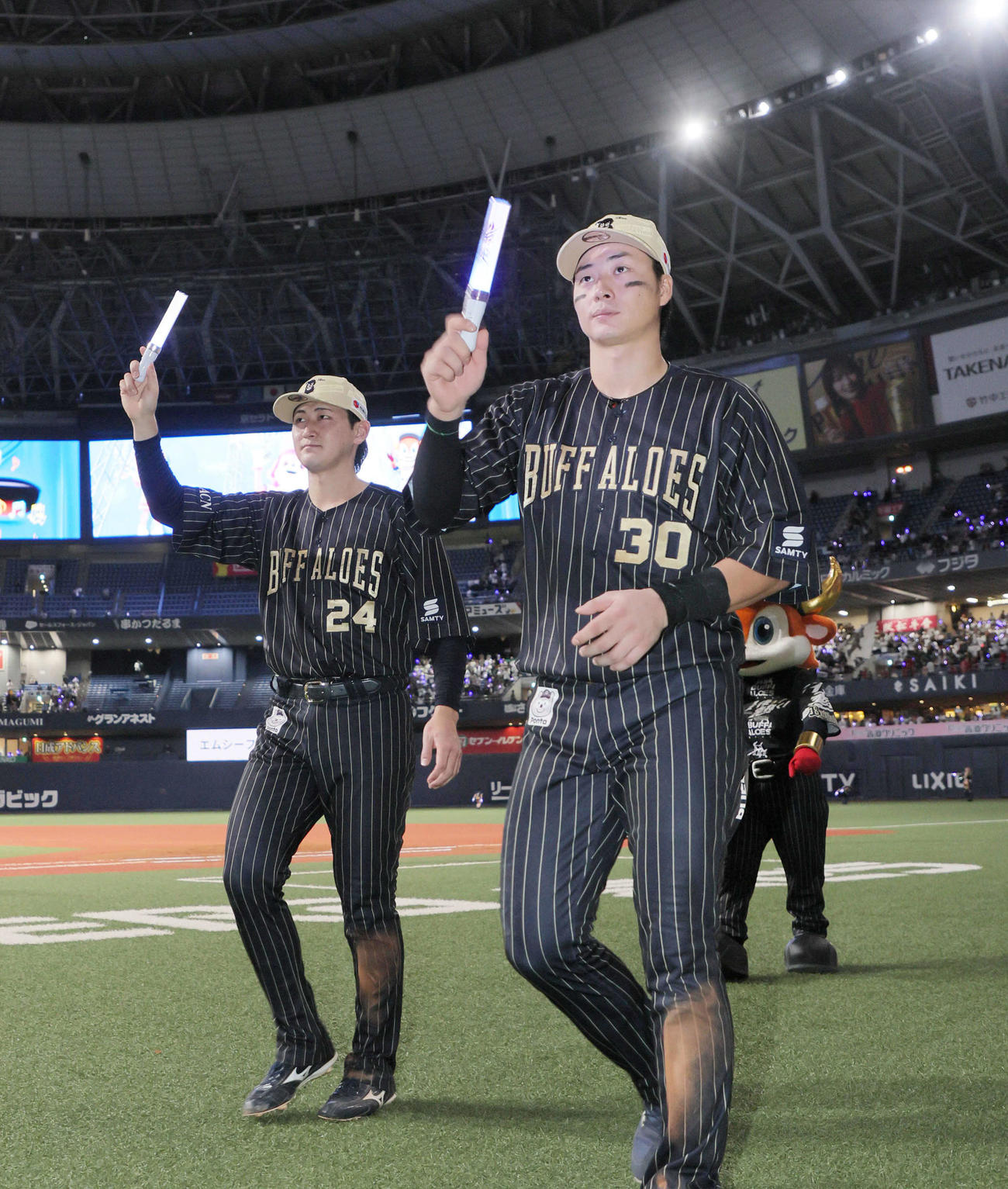 オリックス対楽天　ペンライトを手に称賛に応える、オリックス紅林（左）と広岡（撮影・宮崎幸一）