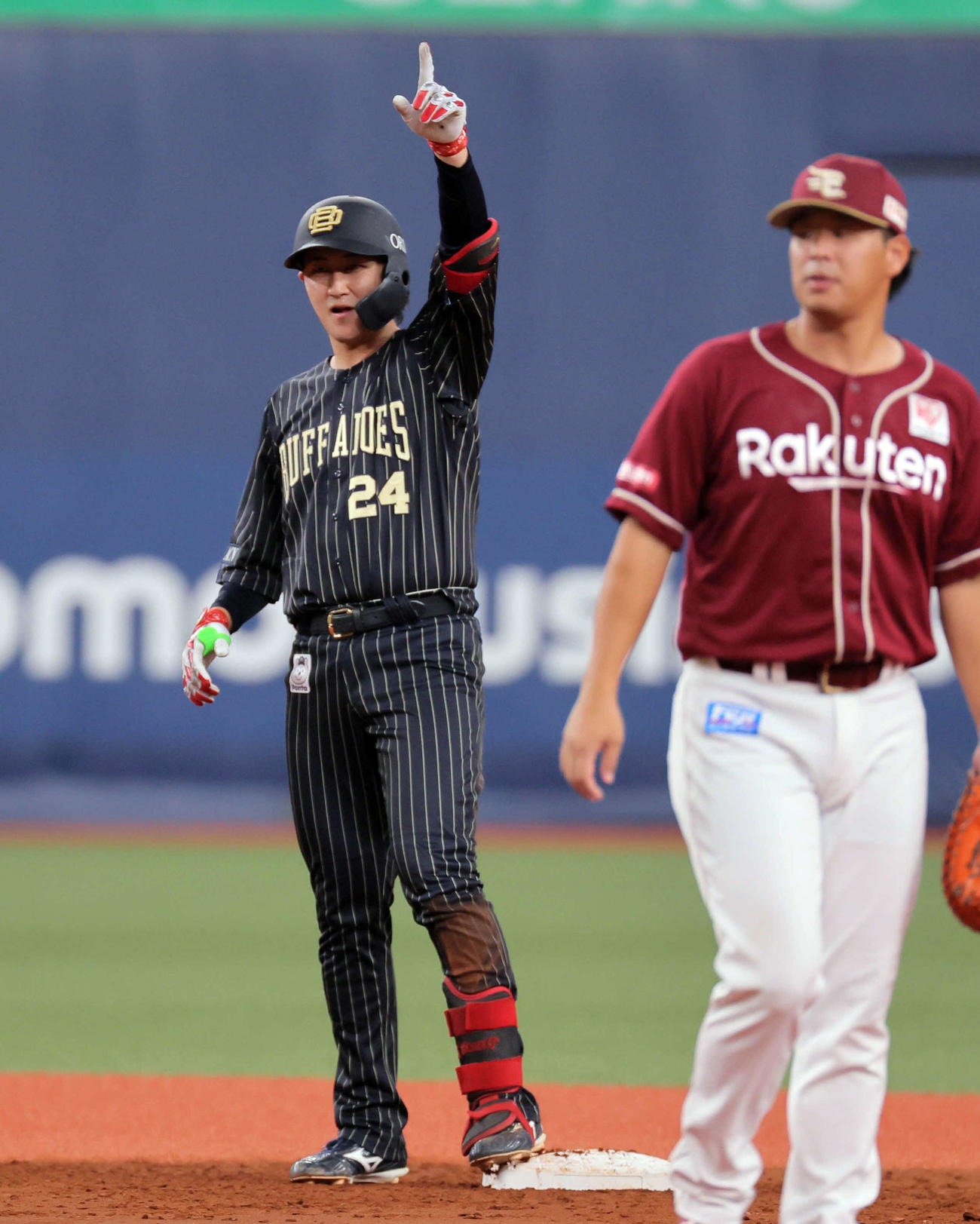 オリックス対楽天　3回裏オリックス2死満塁、紅林は右越え3点適時二塁打を放つ（撮影・宮崎幸一）
