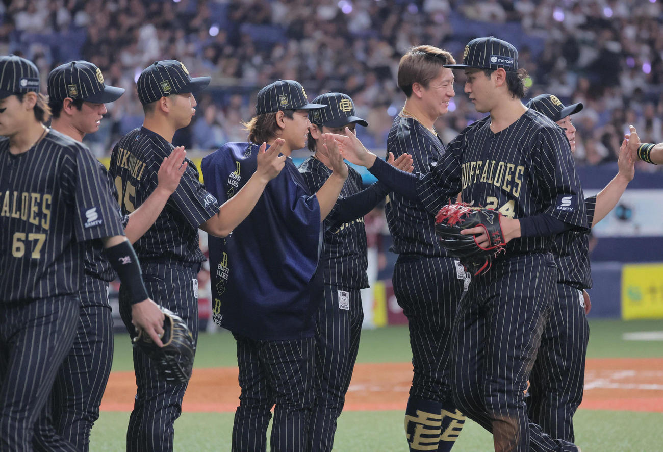 オリックス対楽天　勝利を祝うオリックス宮城（左から4人目）とち紅林（右）ら（撮影・宮崎幸一）