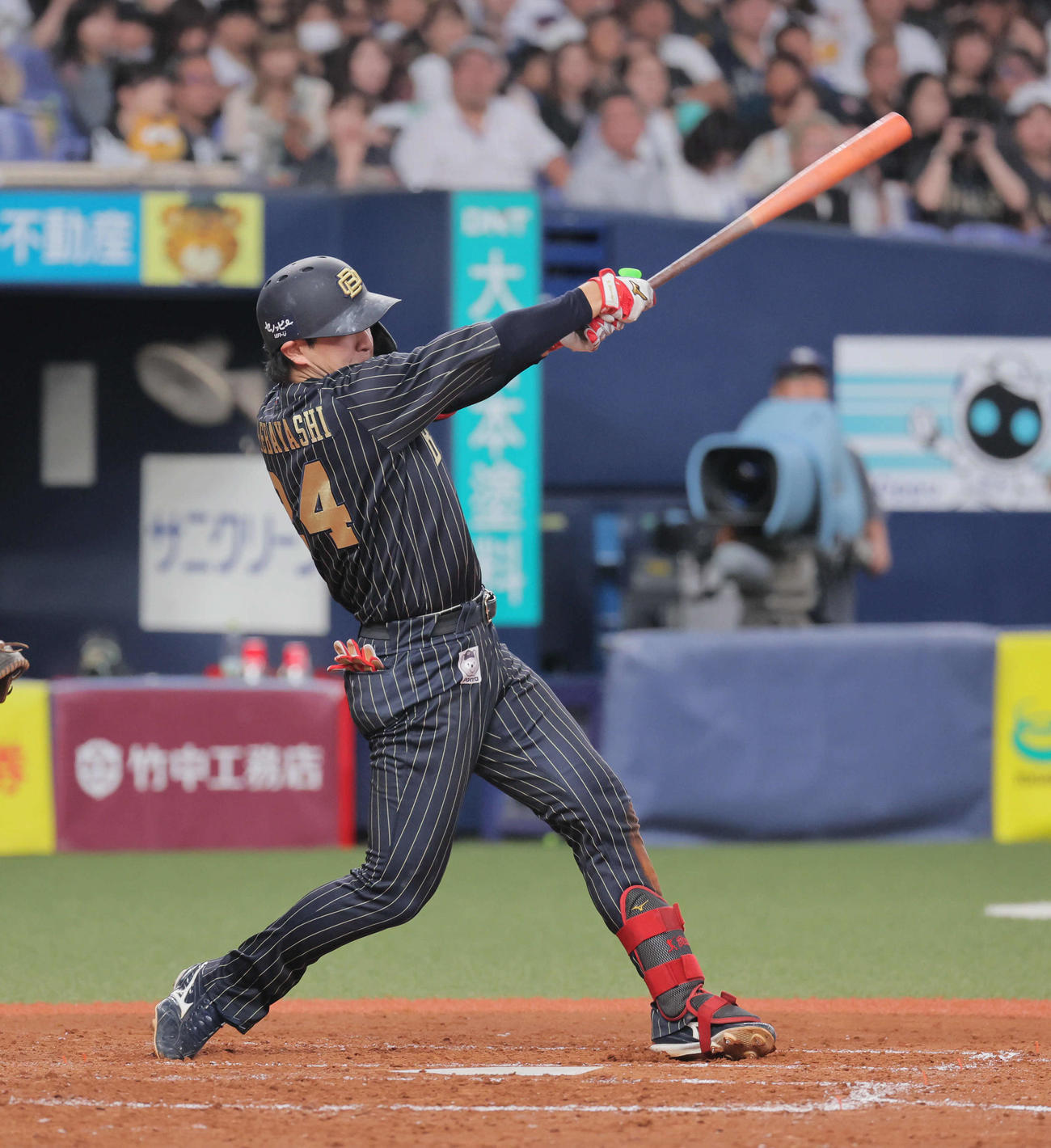 オリックス対楽天　3回裏オリックス2死満塁、紅林は右越え3点適時二塁打を放つ（撮影・宮崎幸一）