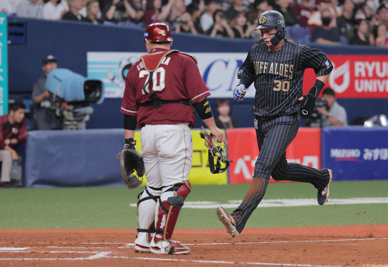 オリックス対楽天　2回裏オリックス1死二、三塁、広岡は紅林の中犠飛で生還する（撮影・宮崎幸一）