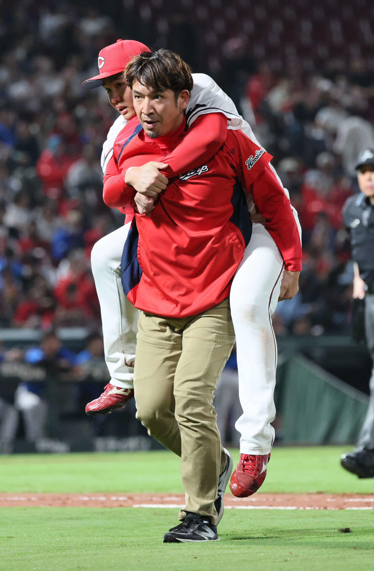 広島対DeNA 3回表DeNA2死、ビシエドの打球が右足にあたり、ベンチに運ばれる高（撮影・加藤孝規）