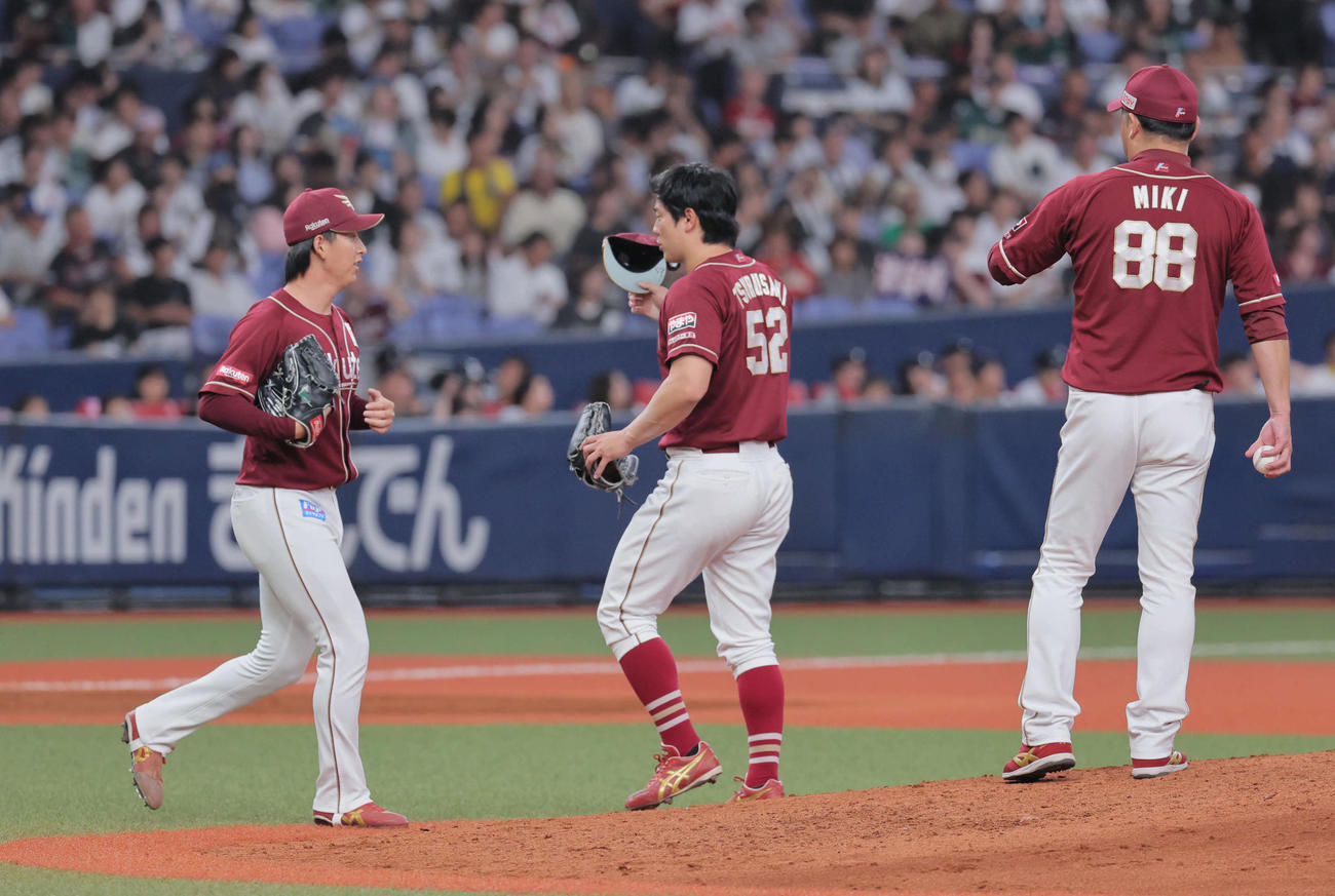 オリックス対楽天　5回裏オリックス2死二塁、林（左）は津留﨑と交代する。右は三木監督（撮影・宮崎幸一）