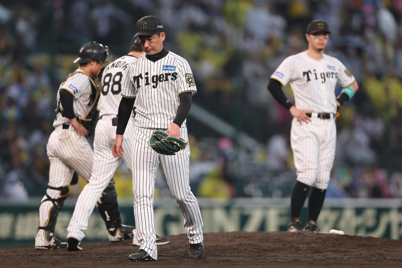 阪神対中日　9回表、中日に勝ち越しを許し、降板となる阪神岩崎（手前）（撮影・前田充）