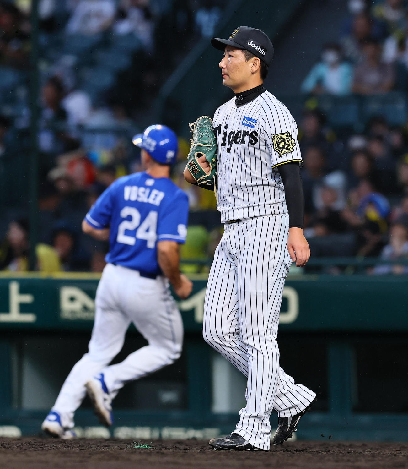 阪神対中日　9回表中日1死三塁、代打福永に勝ち越し適時打を許した岩崎（撮影・藤尾明華）