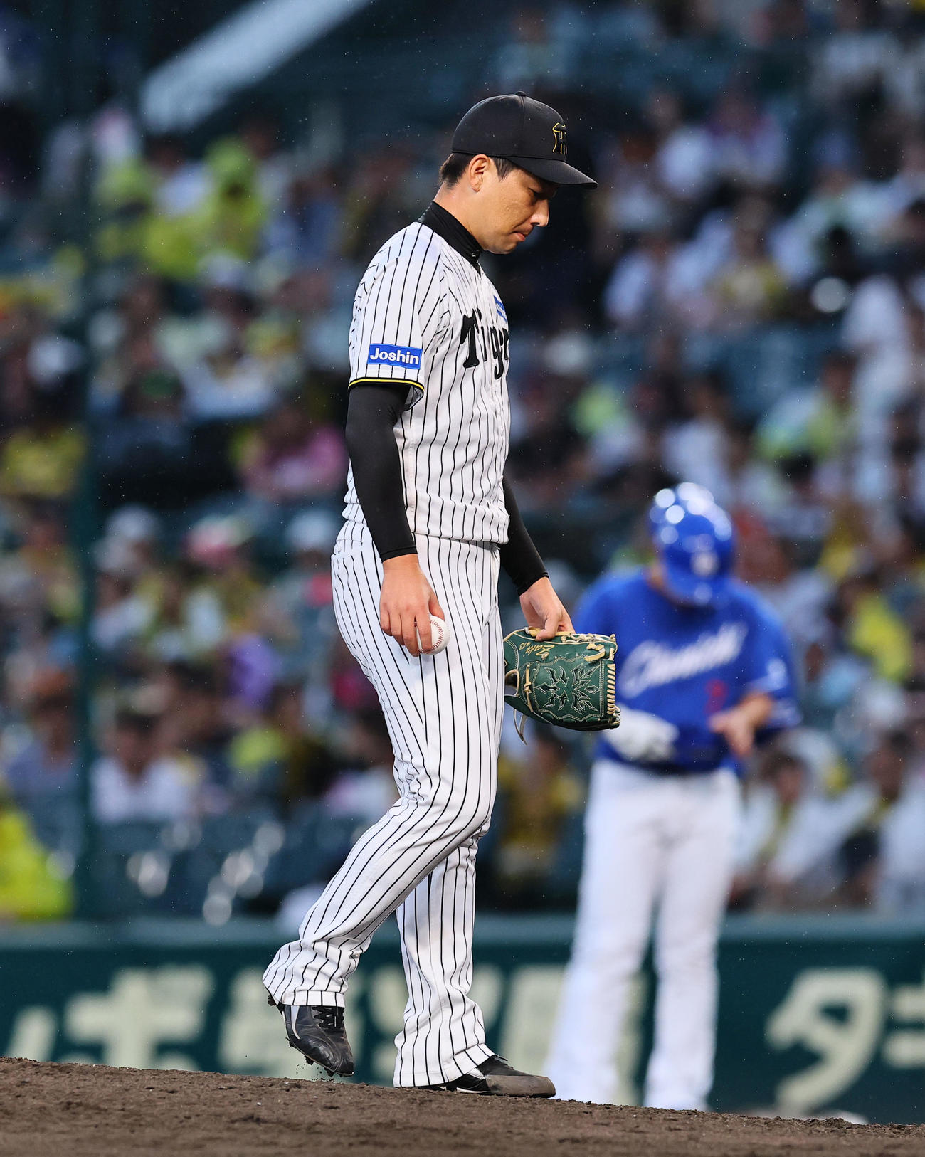 阪神対中日　9回表中日1死三塁、代打福永に勝ち越し適時打を許し、交代を告げられた岩崎（撮影・藤尾明華）