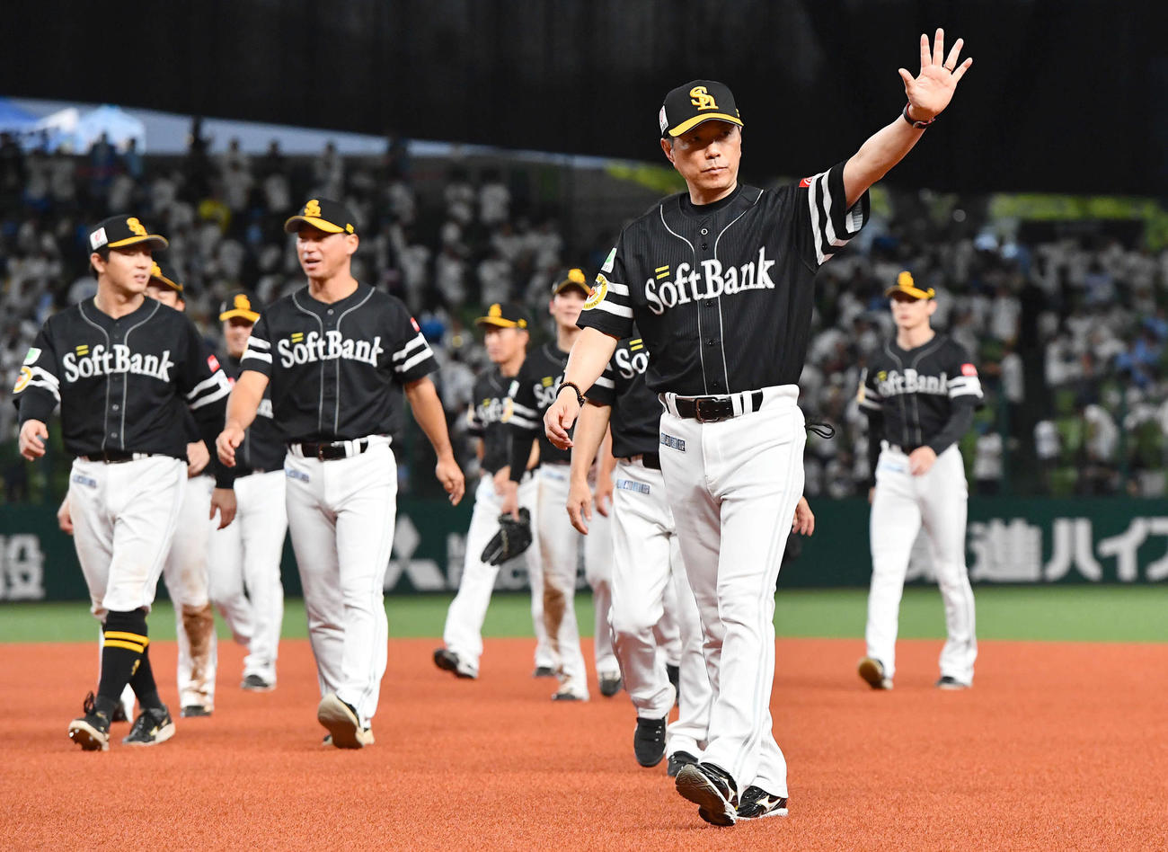 西武対ソフトバンク　ベルーナドームでの今季最終戦を終え、ファンに手を振りながら引き揚げるソフトバンク小久保監督（撮影・岩下翔太）