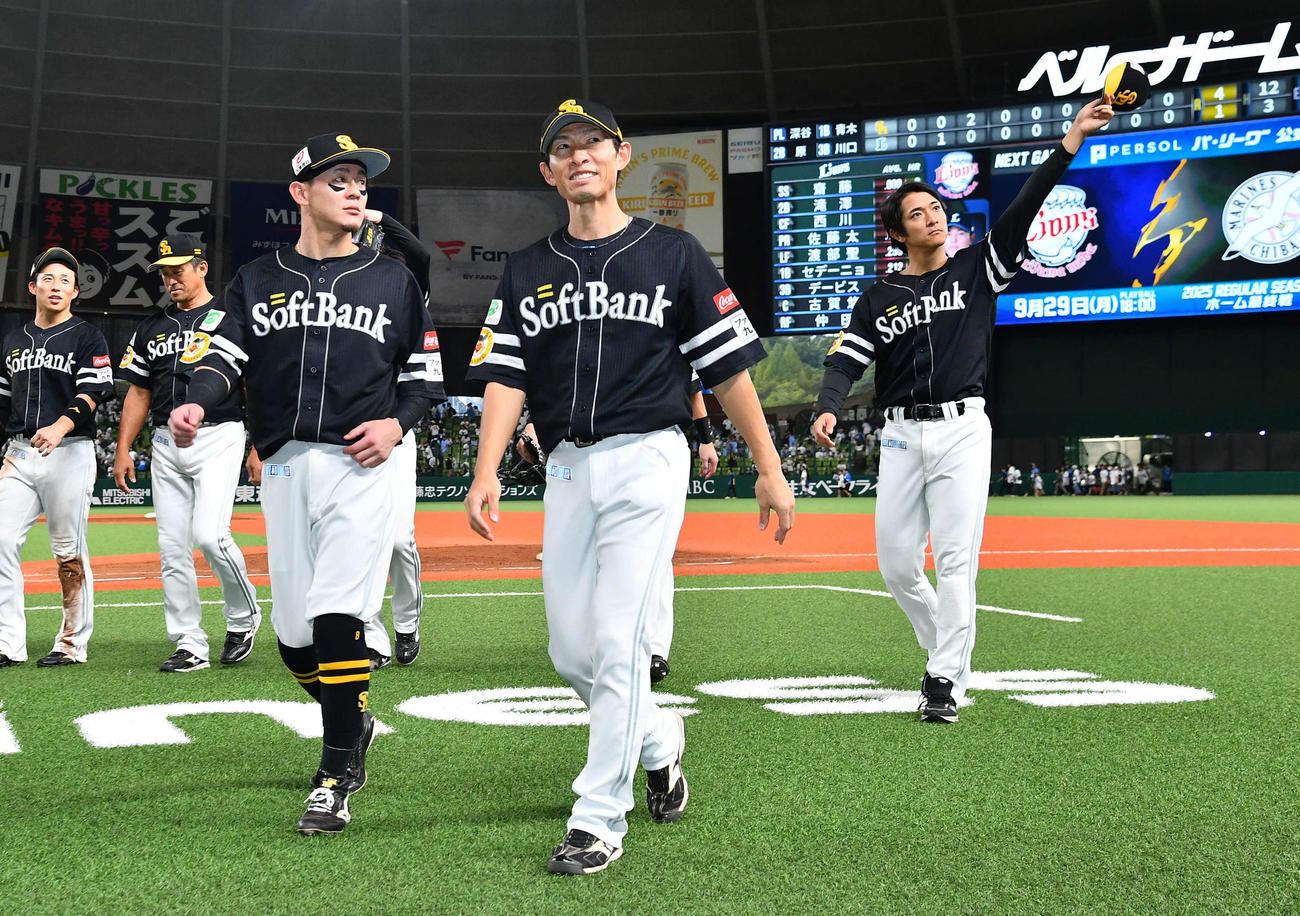 西武対ソフトバンク　ベルーナドームでの今季最終戦を終えて引き揚げる牧原大（左から3人目）、柳町（右奥）らソフトバンクナイン（撮影・岩下翔太）