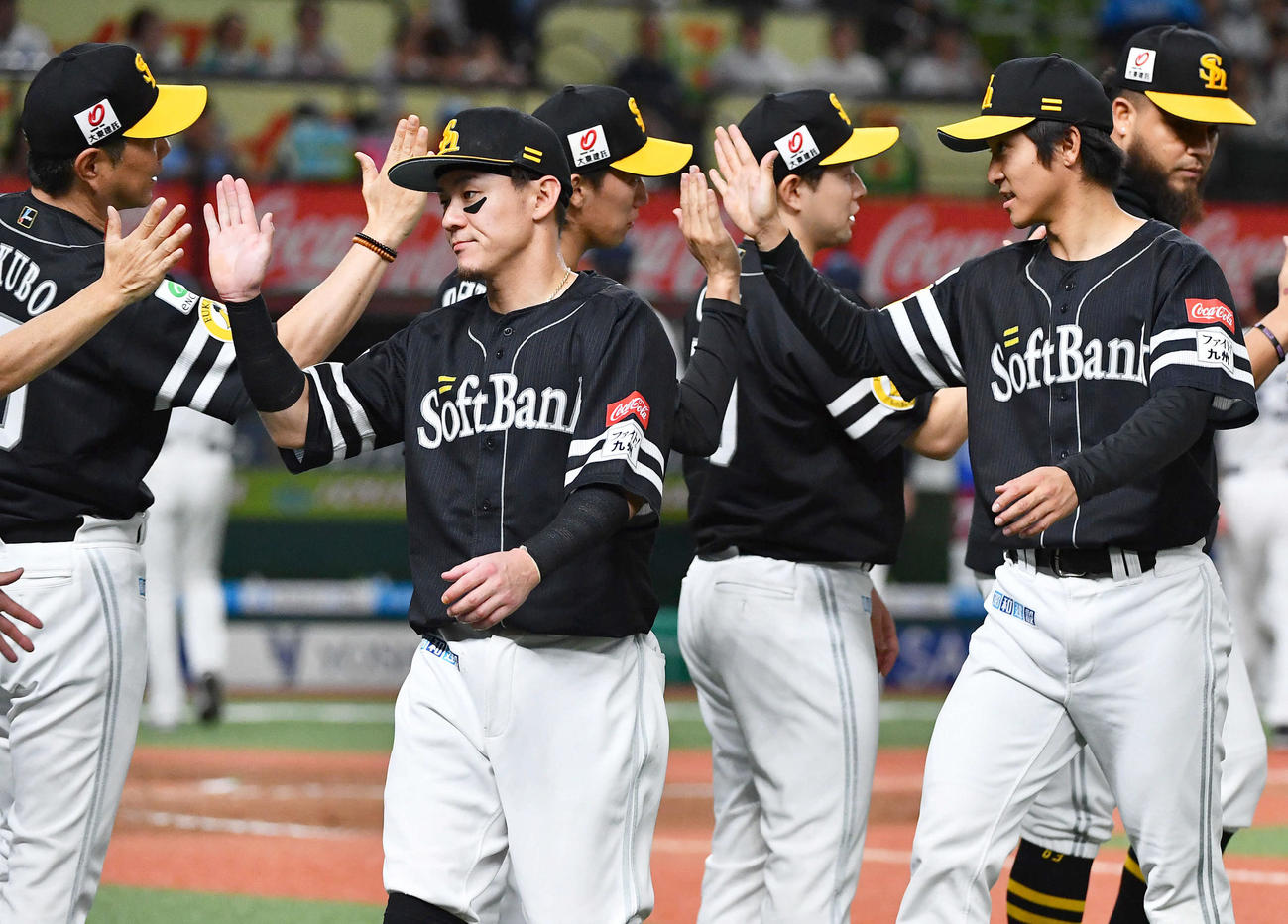 西武対ソフトバンク　西武に勝利し、小久保監督（左端）とタッチを交わす牧原大（左から2人目）と柳町（右から2人目）らソフトバンクナイン（撮影・岩下翔太）