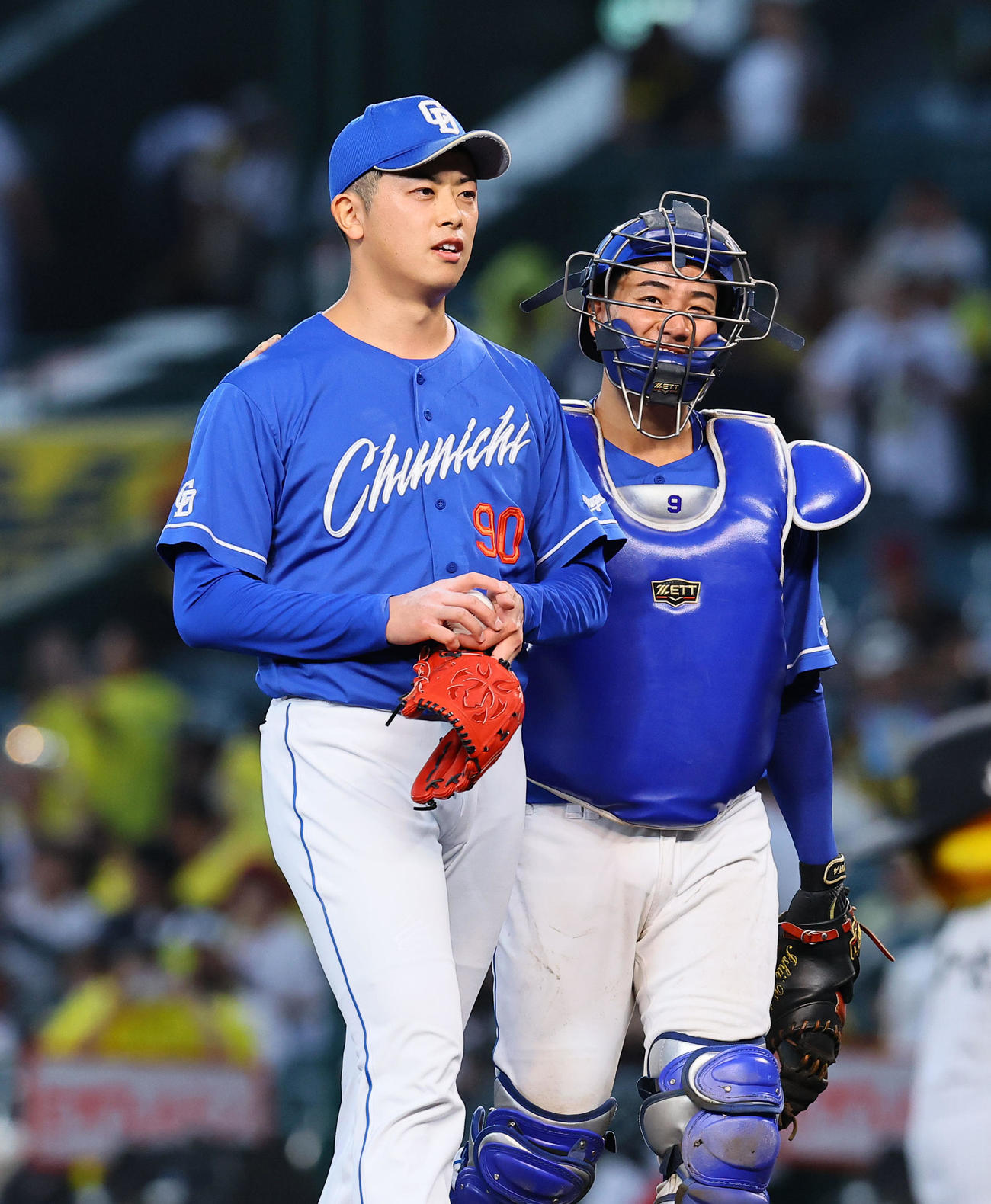 阪神対中日　9回を抑え、捕手石伊（右）に労われる中日松山（撮影・藤尾明華）