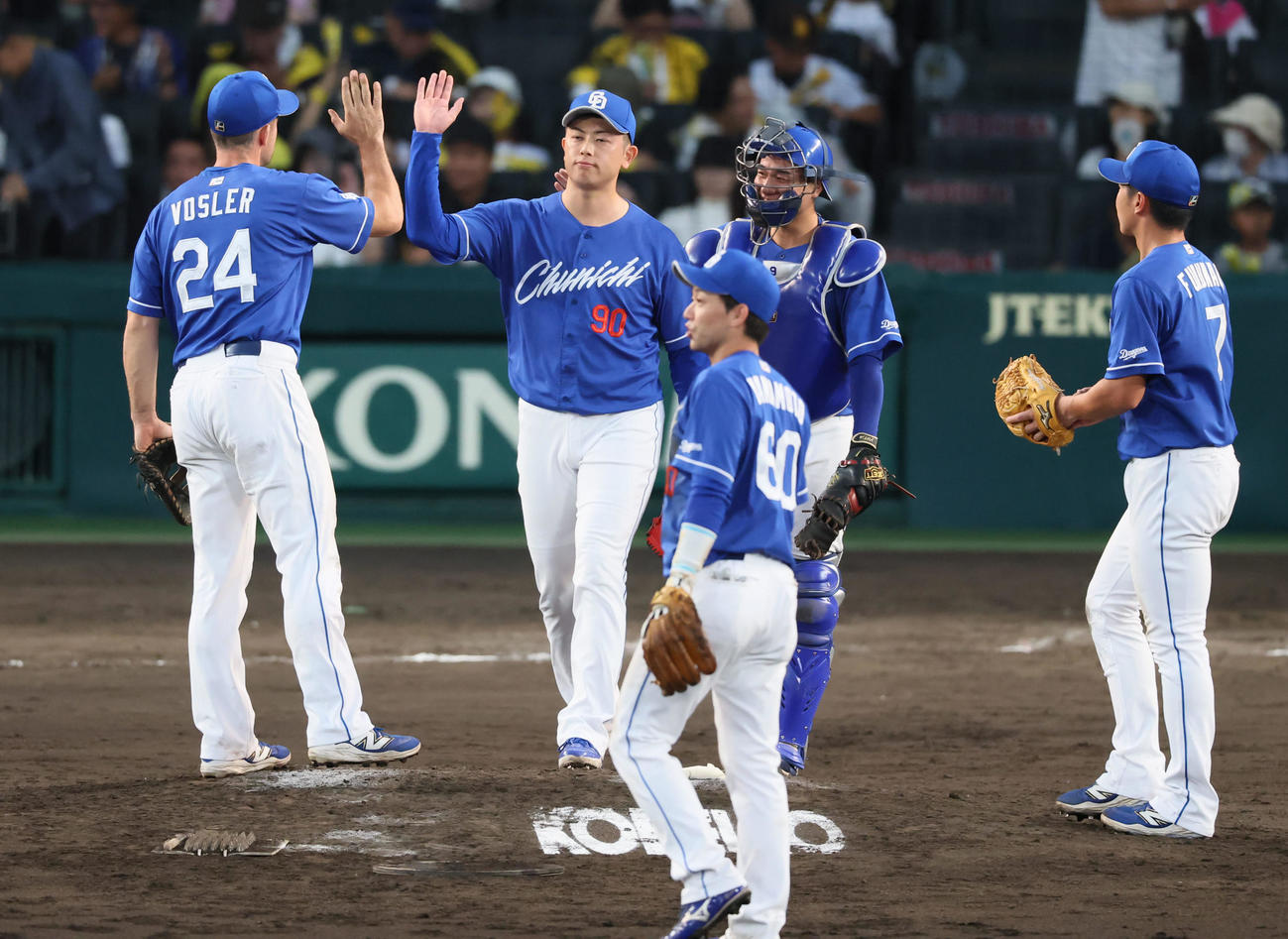 阪神対中日　阪神に勝利しナインとタッチする中日松山（左から2人目）（撮影・加藤哉）