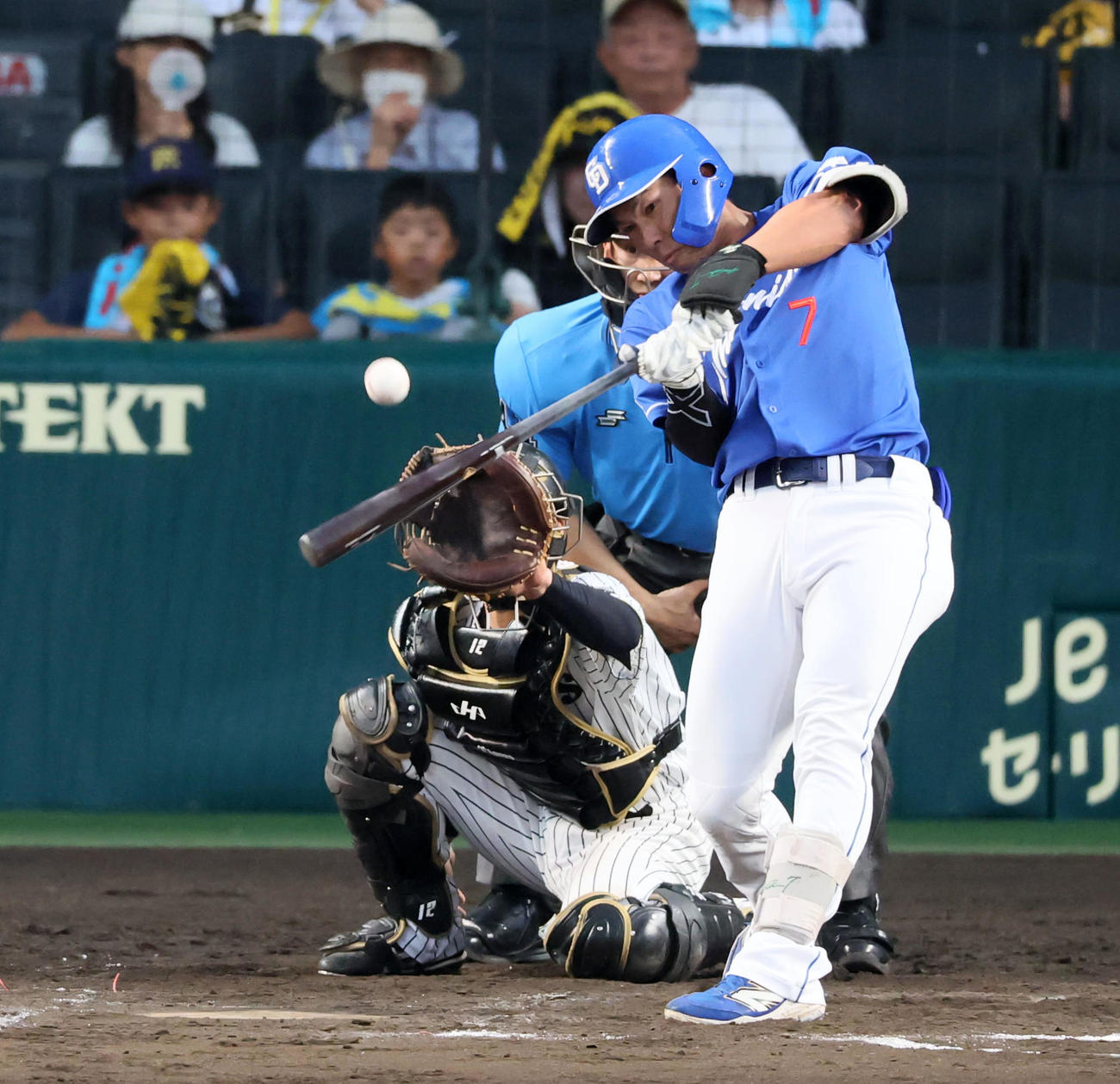 阪神対中日　9回表中日1死三塁、代打福永は勝ち越し右前適時打を放つ（撮影・加藤哉）