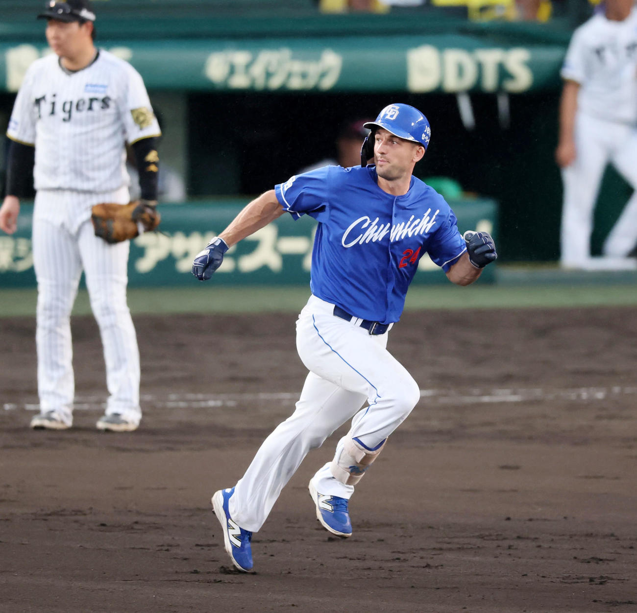 阪神対中日　9回表中日無死一塁、ボスラーは右越え適時三塁打を放つ（撮影・加藤哉）