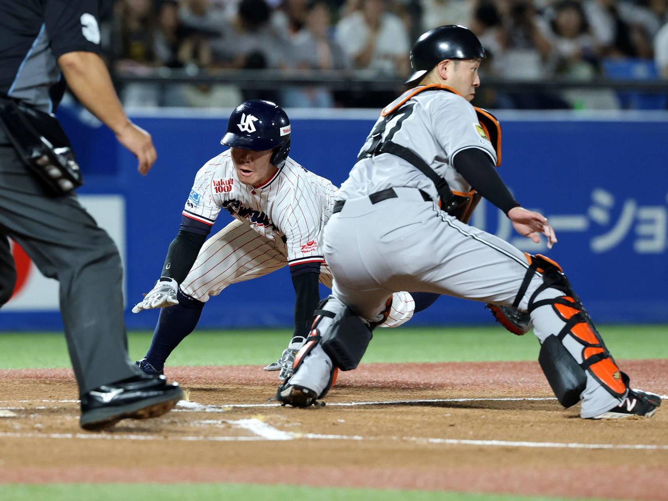 ヤクルト対巨人　1回裏ヤクルト無死一、三塁、山田の犠飛で先制の生還をする並木。捕手岸田（撮影・浅見桂子）