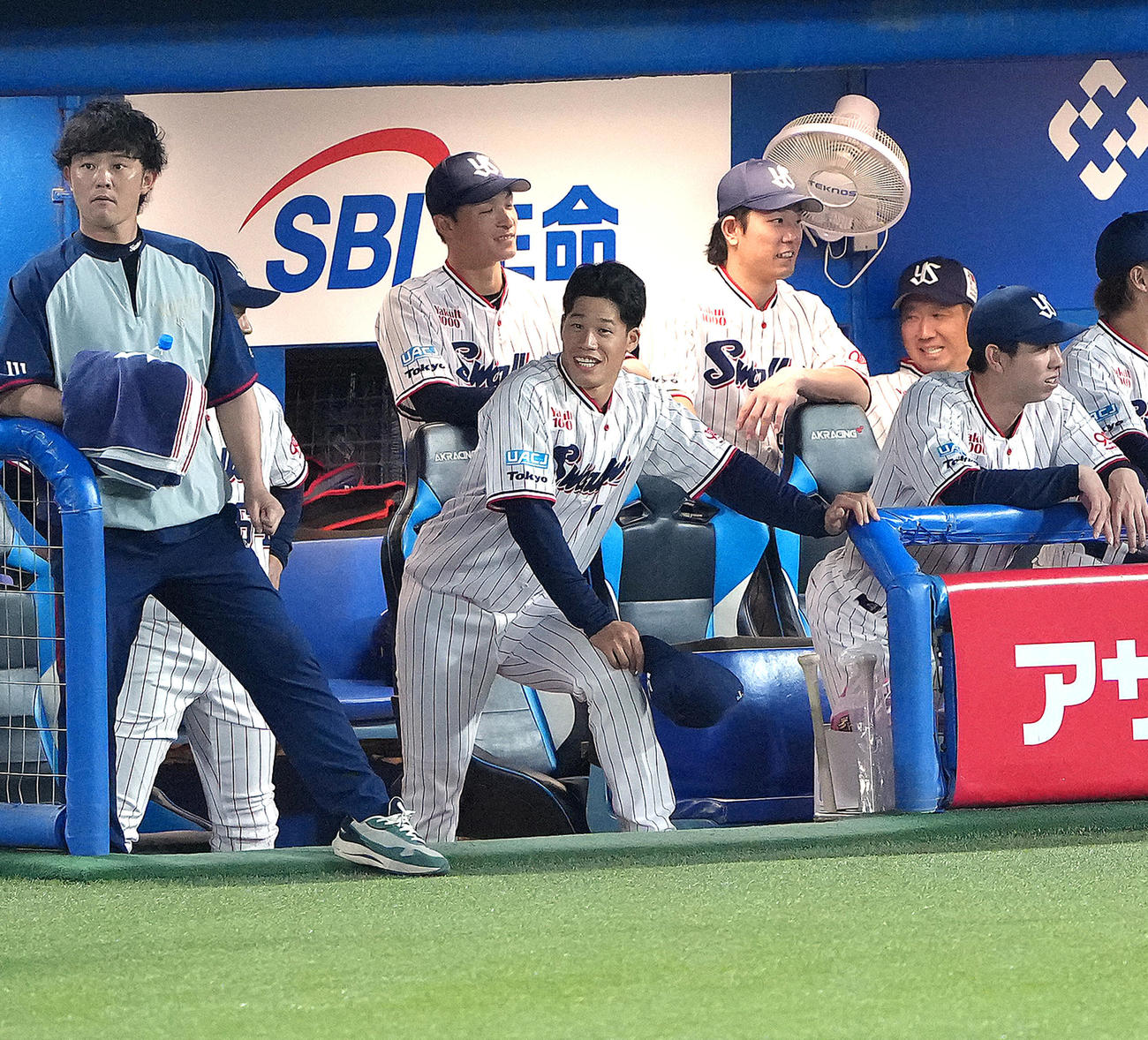 ヤクルト対巨人　スタメンで発表されるも、試合開始直前交代となったヤクルト塩見（中央）（撮影・足立雅史）