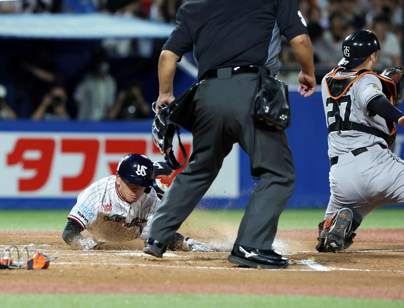 ヤクルト対巨人　1回裏ヤクルト無死一、三塁、山田の犠飛で先制の生還をする並木。捕手岸田（撮影・浅見桂子）