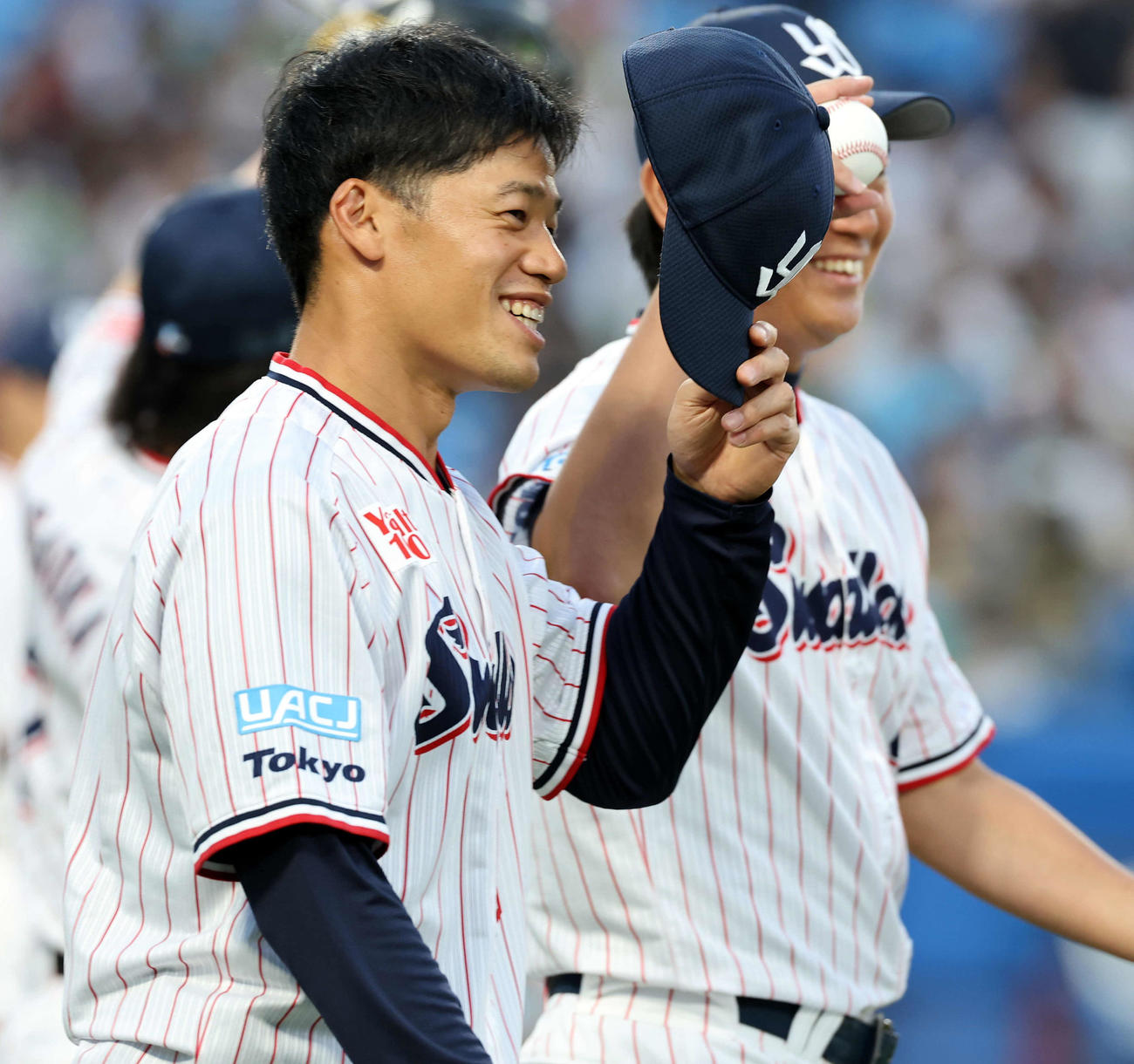 ヤクルト対巨人　試合前のシートノックに笑顔でグラウンドに出るヤクルト塩見（撮影・浅見桂子）