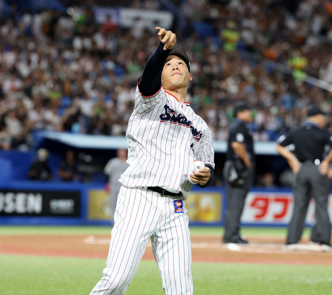 ヤクルト対巨人　試合前、スタンドにボールを投げ入れるヤクルト塩見（撮影・浅見桂子）