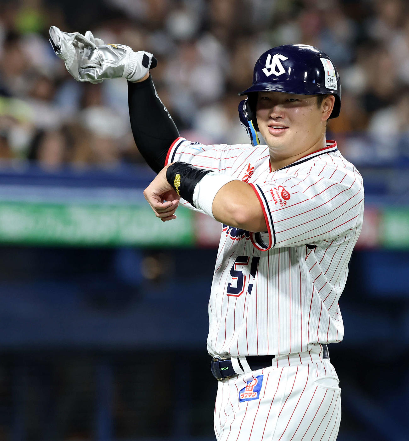 ヤクルト対巨人　1回裏ヤクルトの攻撃後、適時打を放った村上はベンチの塩見に馬ポーズ（撮影・浅見桂子）