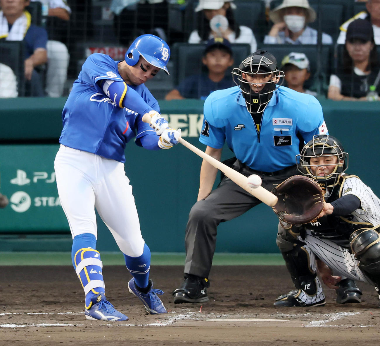阪神対中日　8回表中日1死、岡林は中前打を放つ（撮影・加藤哉）