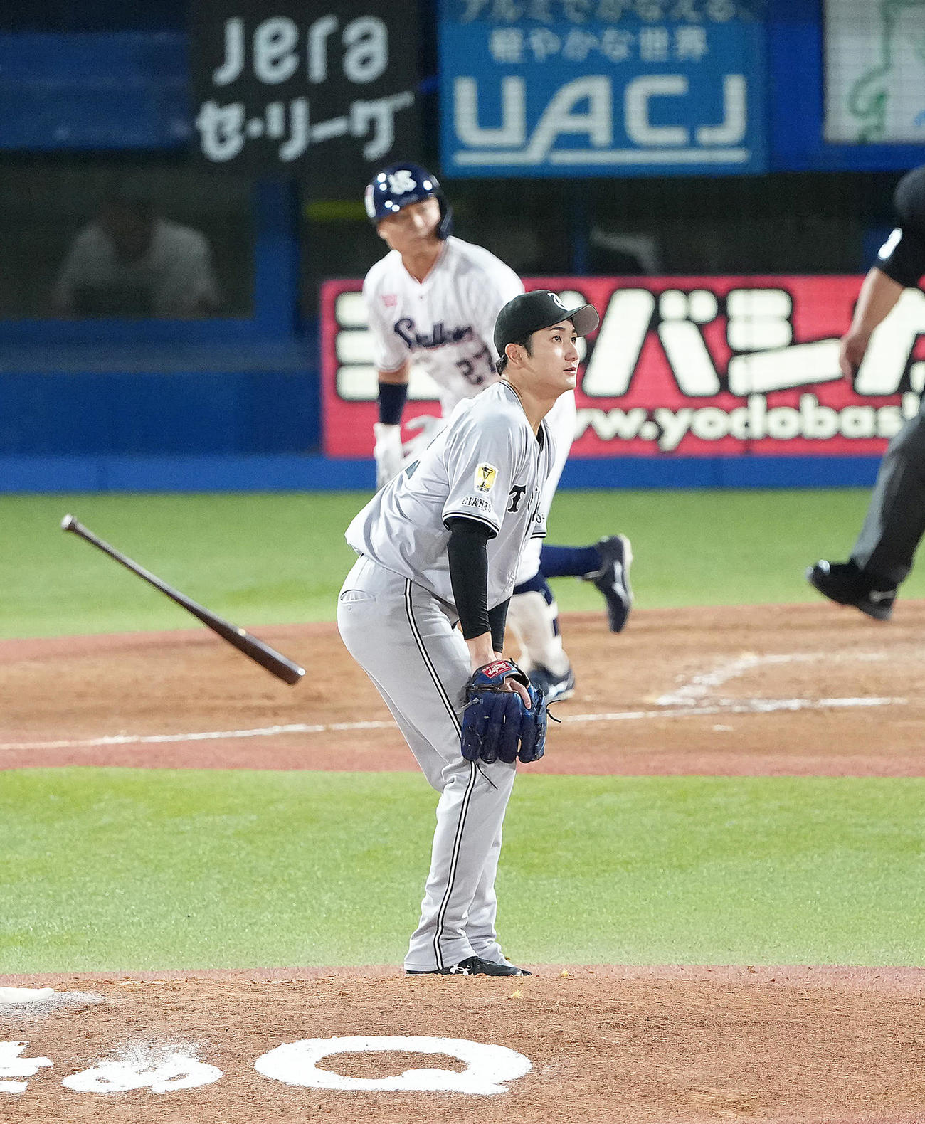 ヤクルト対巨人　4回裏ヤクルト2死二塁、中村（後方）に左越え2点本塁打を浴びる横川（撮影・足立雅史）