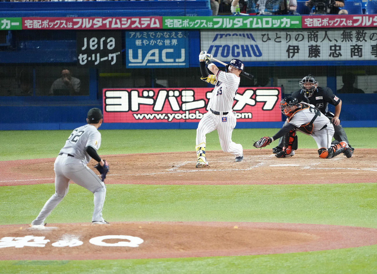 ヤクルト対巨人　3回裏ヤクルト2死、村上は見逃し三振に倒れる。投手横川（撮影・足立雅史）