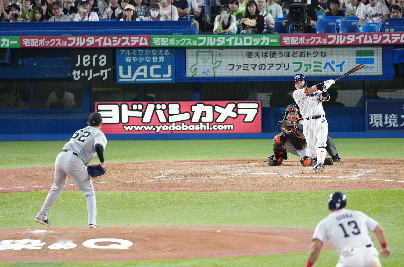 ヤクルト対巨人　4回裏ヤクルト2死二塁、中村は左越え2点本塁打を放つ。投手横川（撮影・足立雅史）