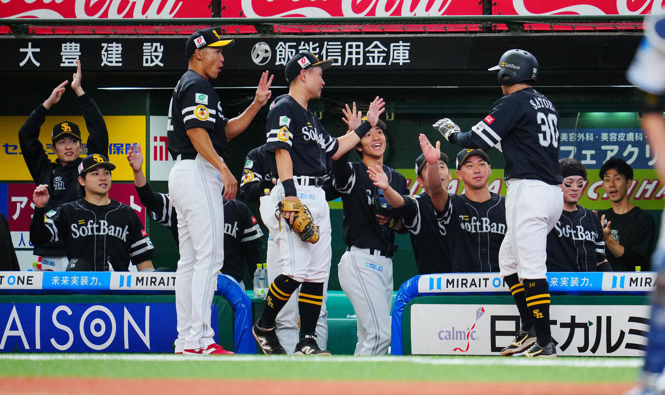 西武対ソフトバンク　7回表ソフトバンク1死一塁、庄子の適時二塁打で生還した佐藤直（手前右）を出迎えるナイン（撮影・垰建太）