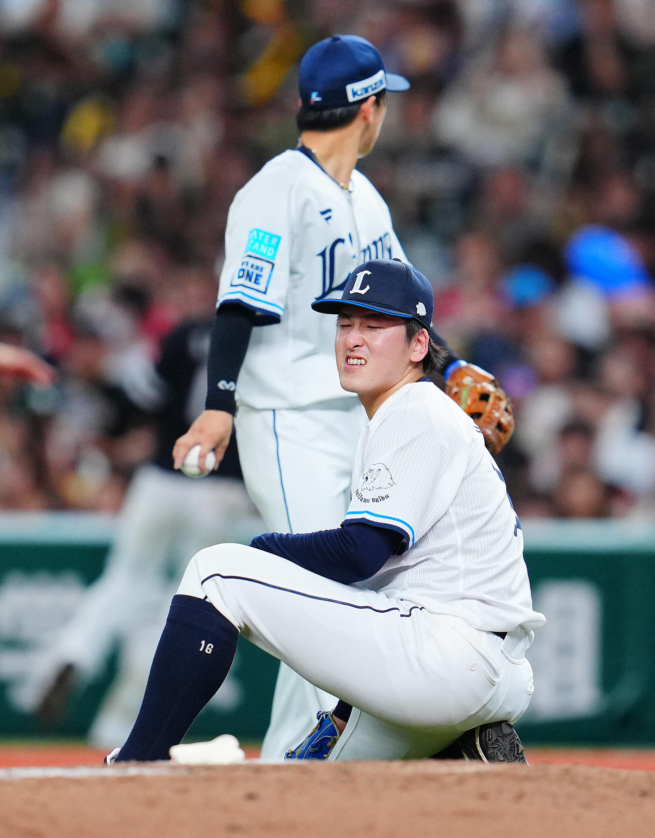 西武対ソフトバンク　7回表ソフトバンク2死二塁、川瀬に内野安打を許し苦笑いの隅田（撮影・垰建太）