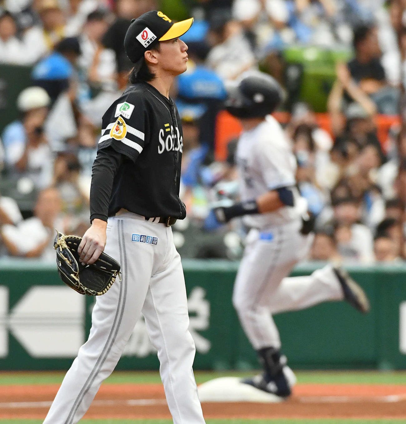 西武対ソフトバンク　2回裏西武無死、ネビン（右）に先制の中越え本塁打を打たれた大津（撮影・岩下翔太）
