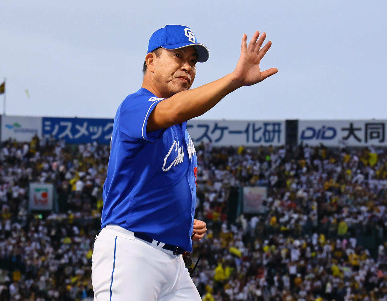 阪神対中日　阪神甲子園球場最終戦を終え、ファンにあいさつする中日井上監督（撮影・藤尾明華）