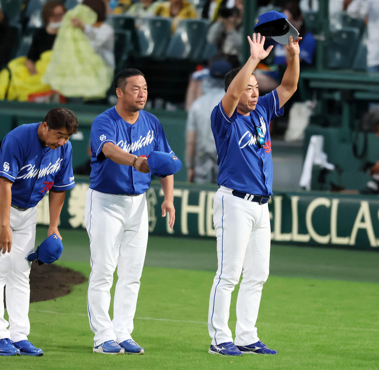 阪神対中日　今季のレギュラーシーズン甲子園球場最終戦を終えファンにあいさつする中日井上監督。左端から森野コーチ、松中コーチ（撮影・加藤哉）